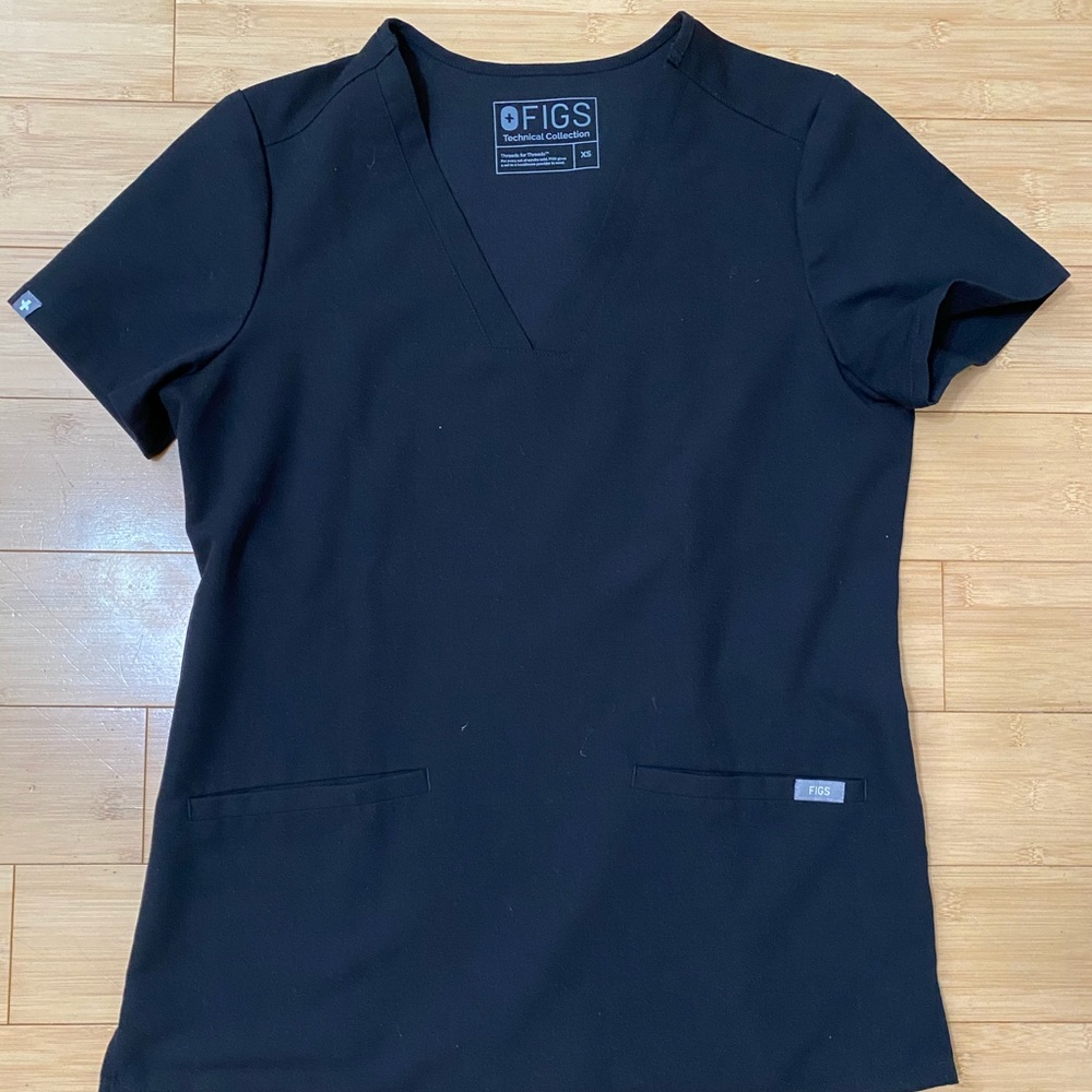 FIGS casma 3 pocket scrub top BLACK